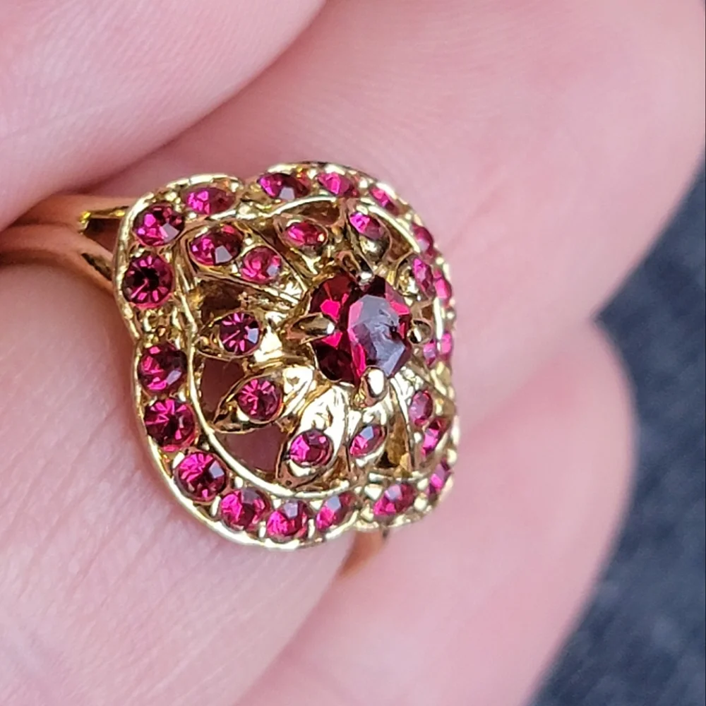 Beautiful Vintage Ring Simulated Ruby Cluster Gold Tone Size 6.5